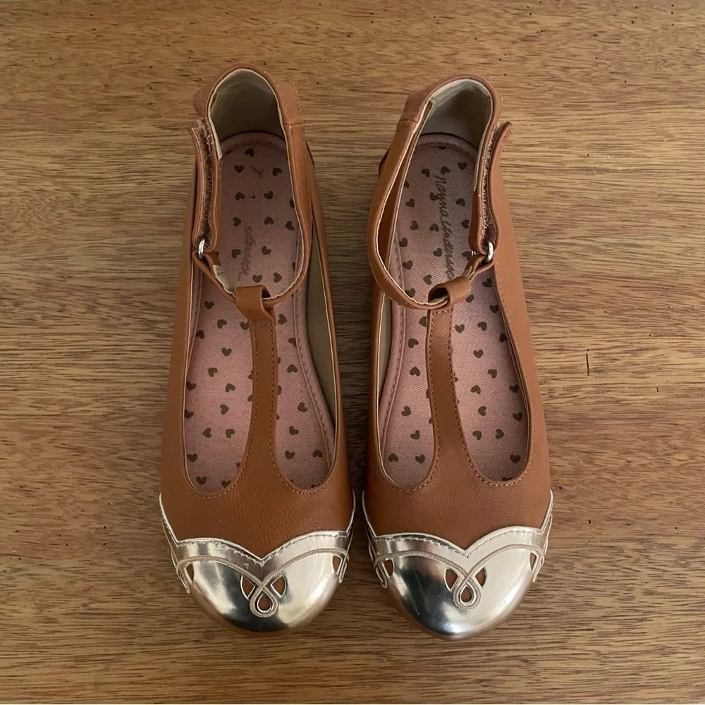 Hanna Andersson Kids Shoes in Tan and Gold
